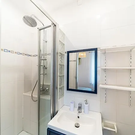 The Little Feuillat Bis - Monplaisir Apartment